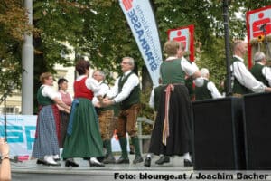 Brauchtumsgruppen tanzen auf