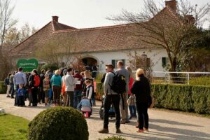 Eingangsbereich des Tierparks an einem sonnigen Frühlingstag