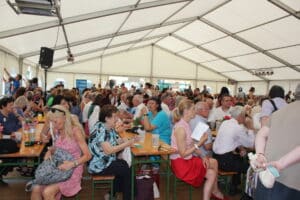 Ein gut gefülltes Festzelt bei 25+1 Jahre Vinzenzgemeinschaft Eggenberg (c) VinziWerke