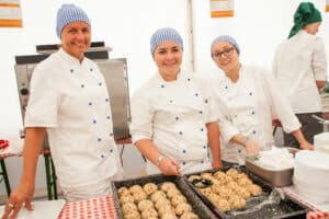 SchülerInnen der Fachschulen für Land- und Ernährungswirtschaft bereiteten 1000 Knödel und waren bei der Ausgabe vor Ort | Foto: Kipper