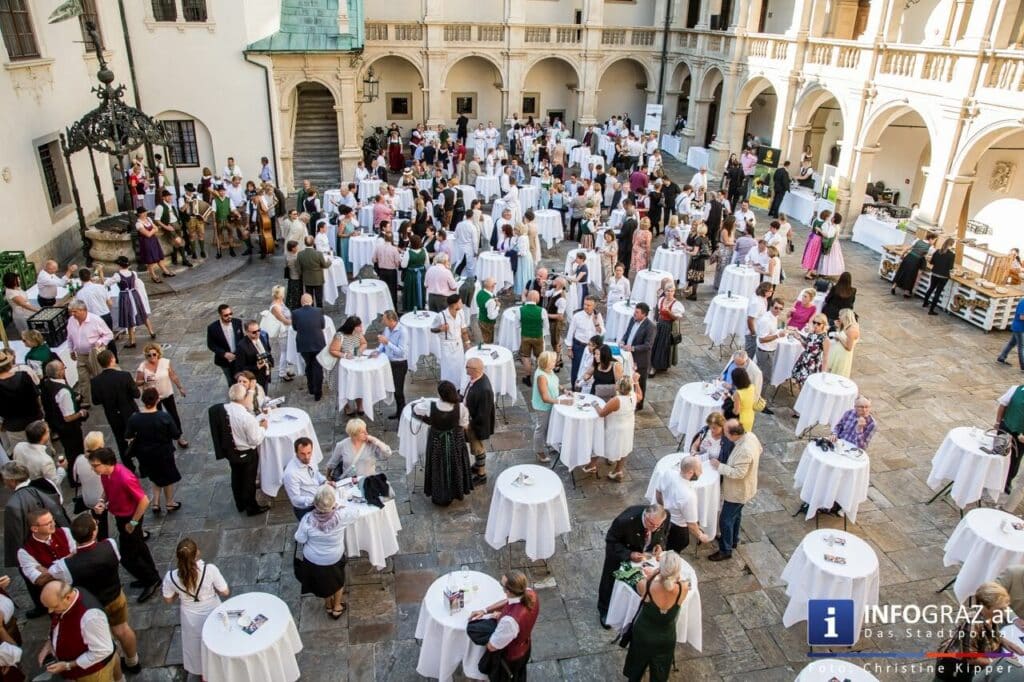 Zum Aperitif im Landhaushof