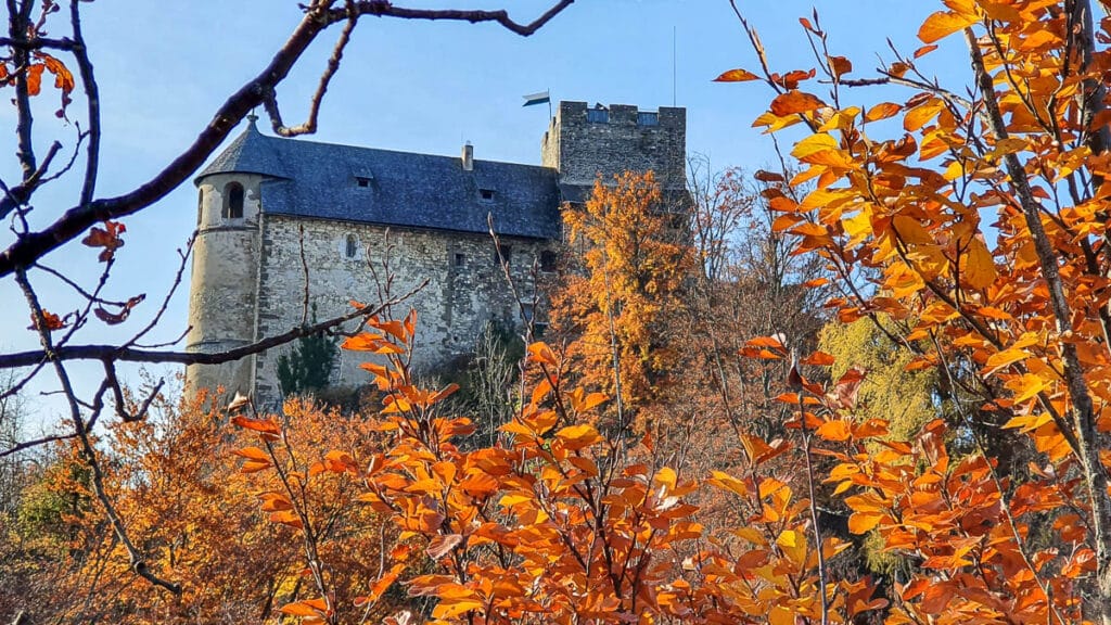 Burg Ruine Gösting im Herbst